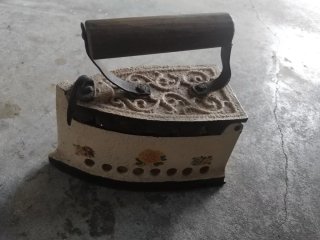 Ferro da stiro a carbone antico