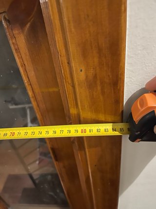 Ventana de madera con herrajes