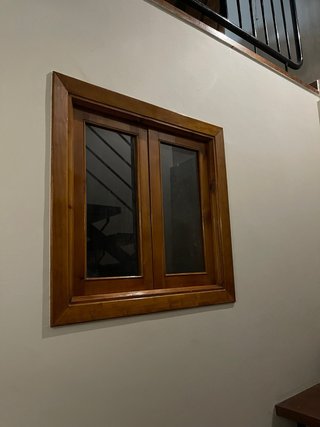 Ventana de madera con herrajes