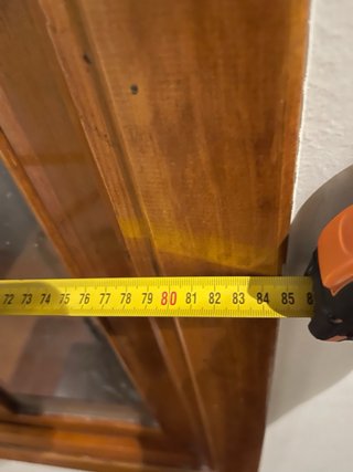 Ventana de madera con herrajes