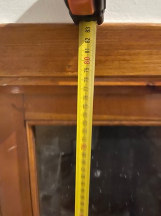 Ventana de madera con herrajes