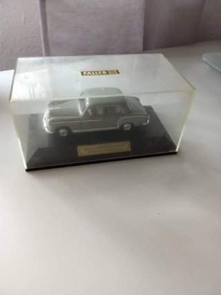 Coche escala Mercedes Benz 220 S 1/43