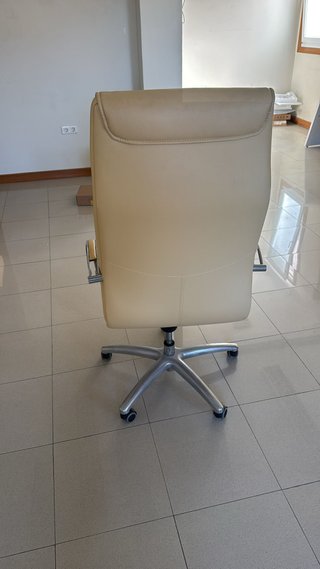 Silla de oficina de cuero amarilla