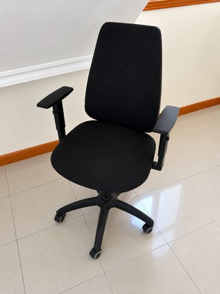 Silla de oficina negra con detalles azules