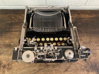 Corona Antica Piccola Macchina X Scrivere del 1917