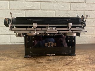 Corona Antica Piccola Macchina X Scrivere del 1917