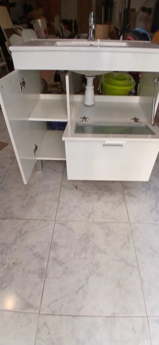 Mueble de baño blanco con lavabo