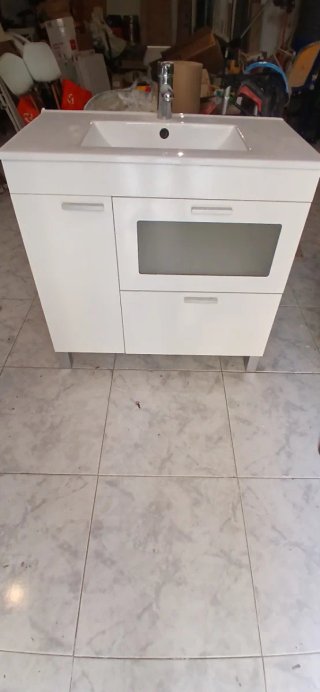 Mueble de baño blanco con lavabo