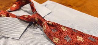 CORBATA LOEWE, SEDA NATURAL, ARTE IBÉRICO, CORAL.