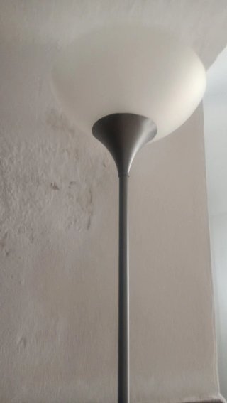 Lámpara de pie gris y blanca