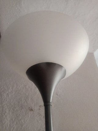 Lámpara de pie gris y blanca