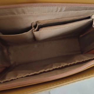 Bolso de hombro beige y marrón