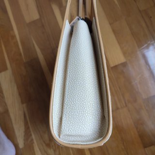 Bolso de hombro beige y marrón