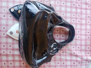 Borsetta nera e rossa con cuori