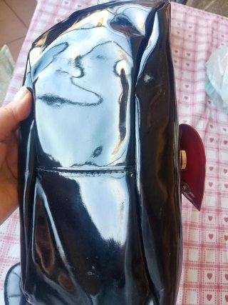 Borsetta nera e rossa con cuori