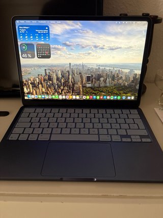 MacBook neo indigo