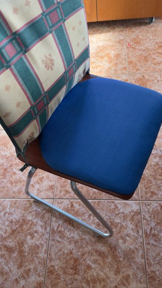 Mesa redonda de cocina con 4 sillas. 110cm