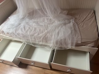 Cama infantil blanca con cajones