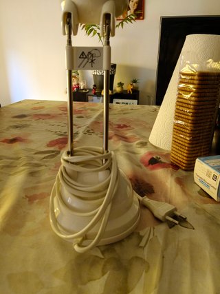 Lámpara de mesa blanca con interruptor