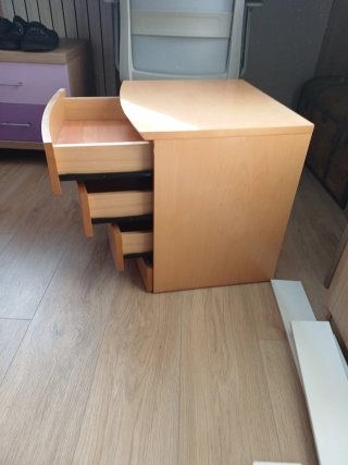 2 mesitas de noche de madera