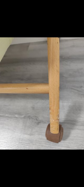 Minicuna de madera con ruedas