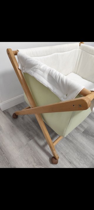 Minicuna de madera con ruedas