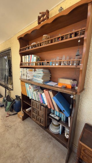Estantería de madera antigua