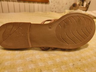 Sandalias doradas y rosas con pedrería