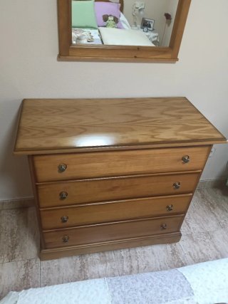 Cómoda de madera con espejo