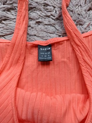 Camiseta coral con botones
