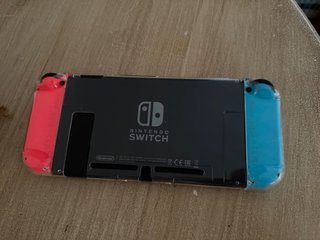 Nintendo Switch sin dock, con funda