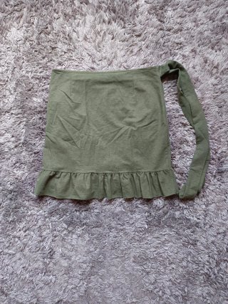 Falda verde con volantes