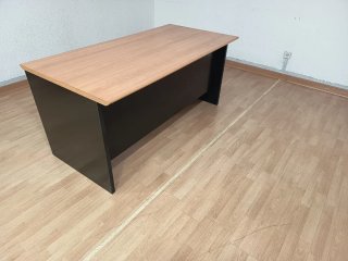 Se regala mesa de oficina de madera