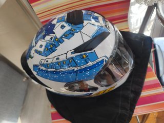 Casco de moto OKE con diseño