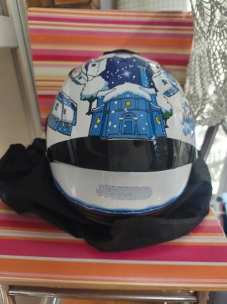 Casco de moto OKE con diseño