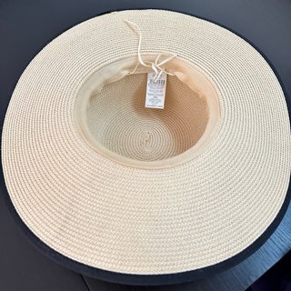 Sombrero de paja beige con lazo negro