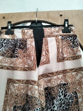 Pantaloni larghi fantasia oro e beige