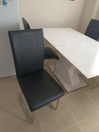 Mesa y 4 sillas comedor modernas