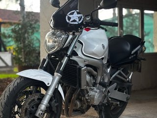 Yamaha FZ6 Naked Blanca y Negra