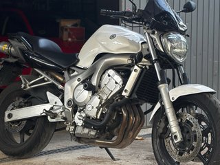 Yamaha FZ6 Naked Blanca y Negra