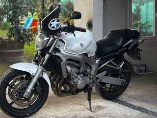 Yamaha FZ6 Naked Blanca y Negra