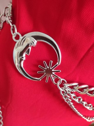 Cinturón de cadenas con luna y estrella