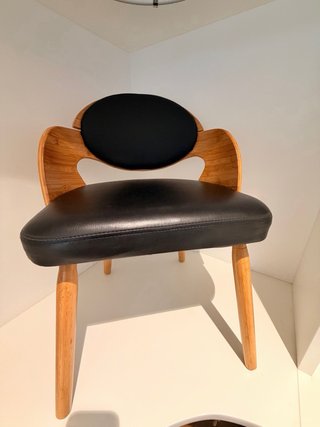 Silla de cuero y madera
