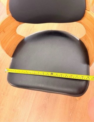 Silla de cuero y madera