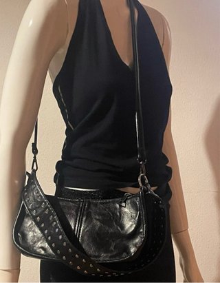Bolso negro retro con tachuelas