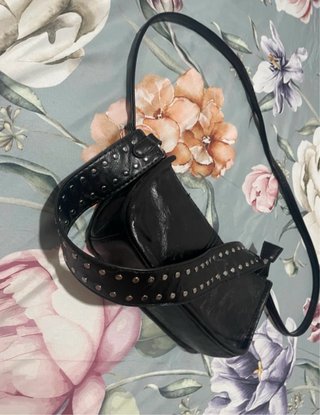 Bolso negro retro con tachuelas