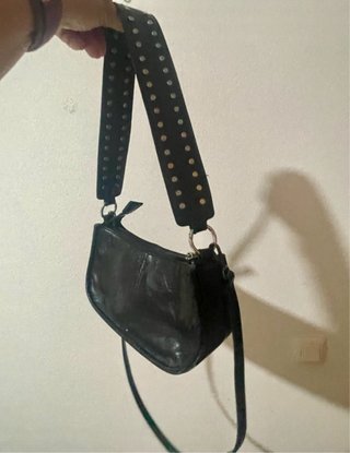 Bolso negro retro con tachuelas