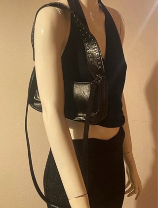 Bolso negro retro con tachuelas