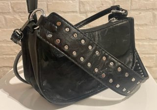 Bolso negro retro con tachuelas