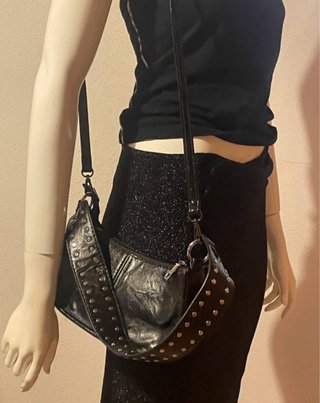 Bolso negro retro con tachuelas